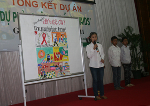 Các em học sinh trường TH TT Mai Châu tham gia tuyên truyền phòng chống HIV/AIDS tại cộng đồng.